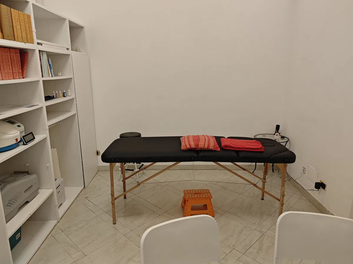 Sala trattamenti Reiki con libreria